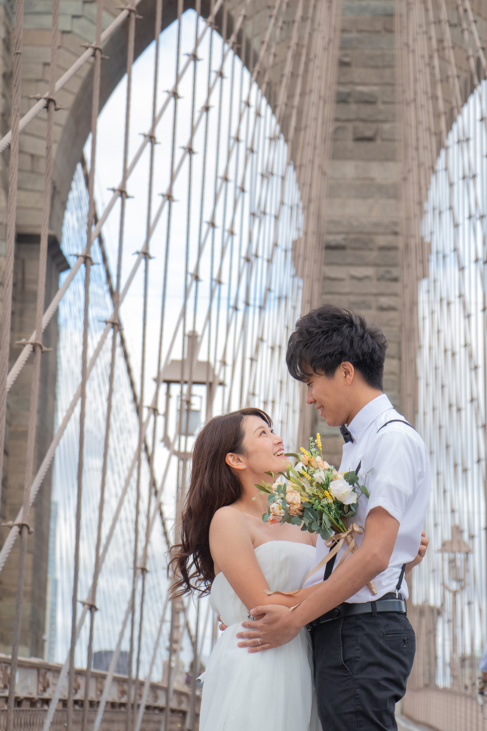 ブルックリン橋でウェディングフォトを撮影するカップル