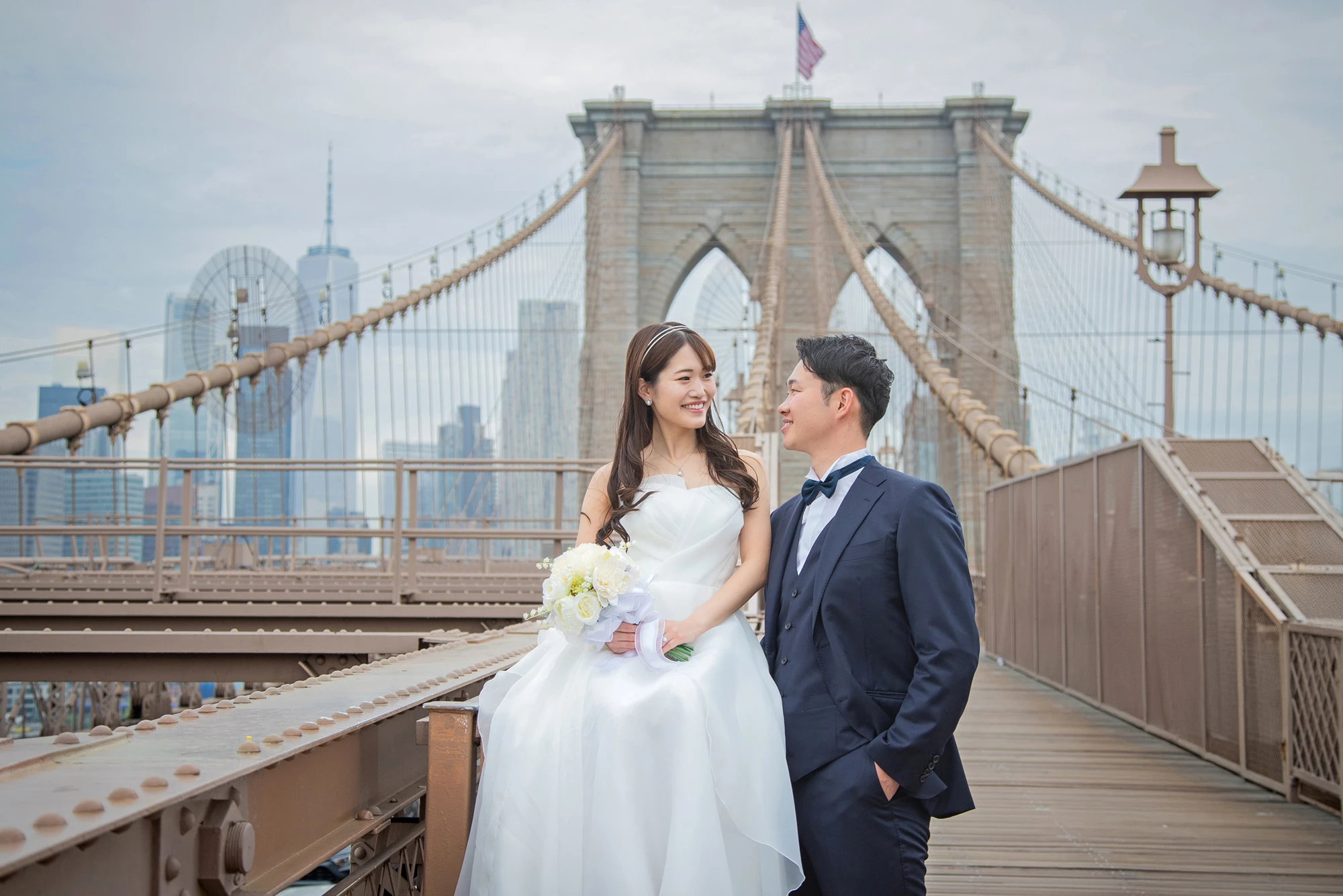ブルックリン橋の上で見つめ合うカップルのウェディングフォト