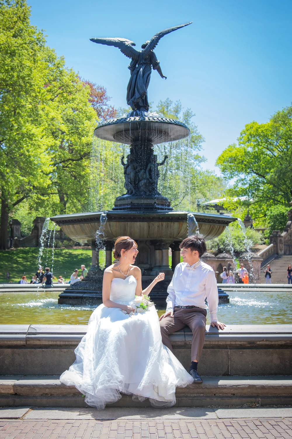 ニューヨークのセントラルパークで、日本人カップルが噴水の前で撮影したウェディングフォト
