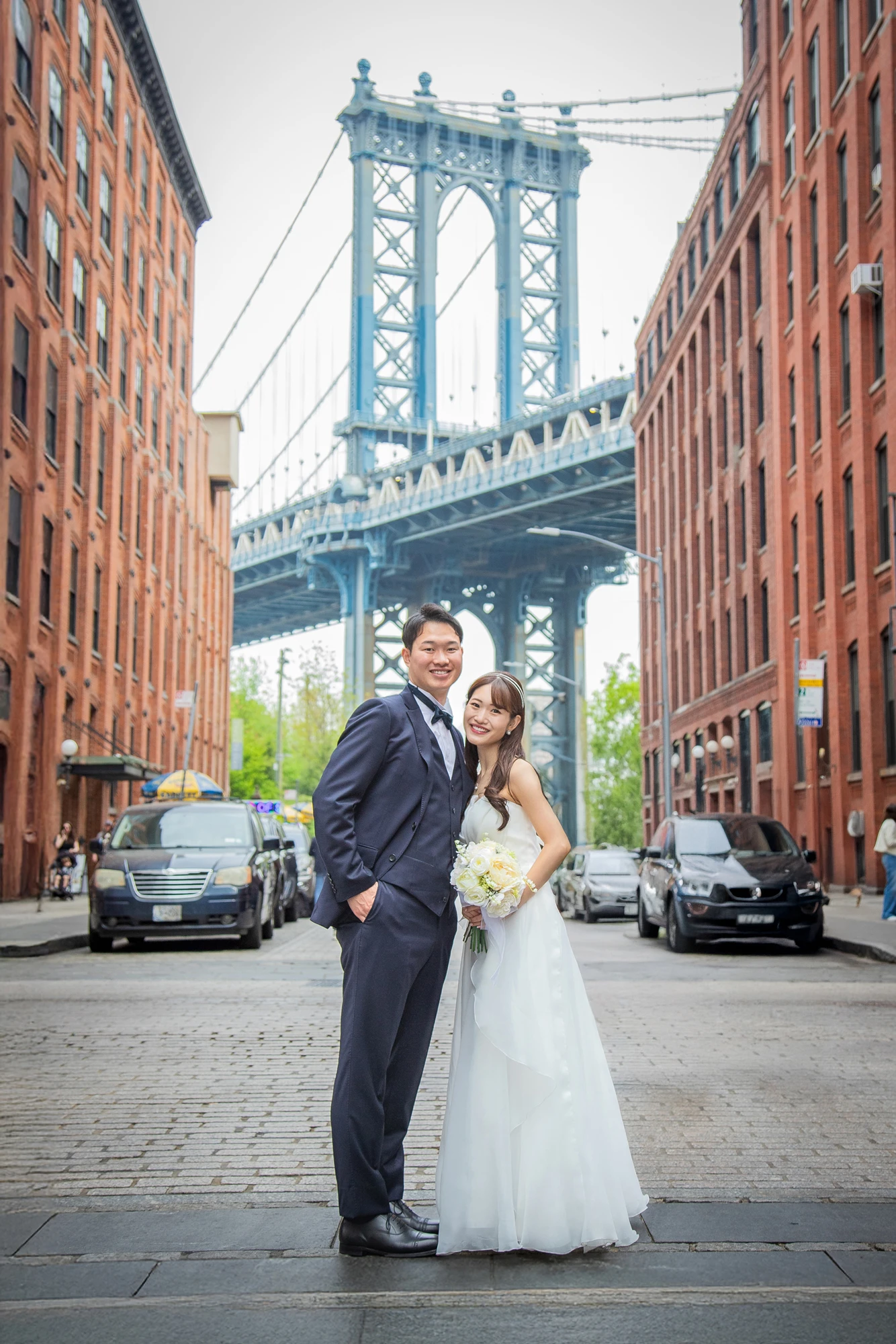 美しいマンハッタンブリッジを背景にしたウェディングフォト